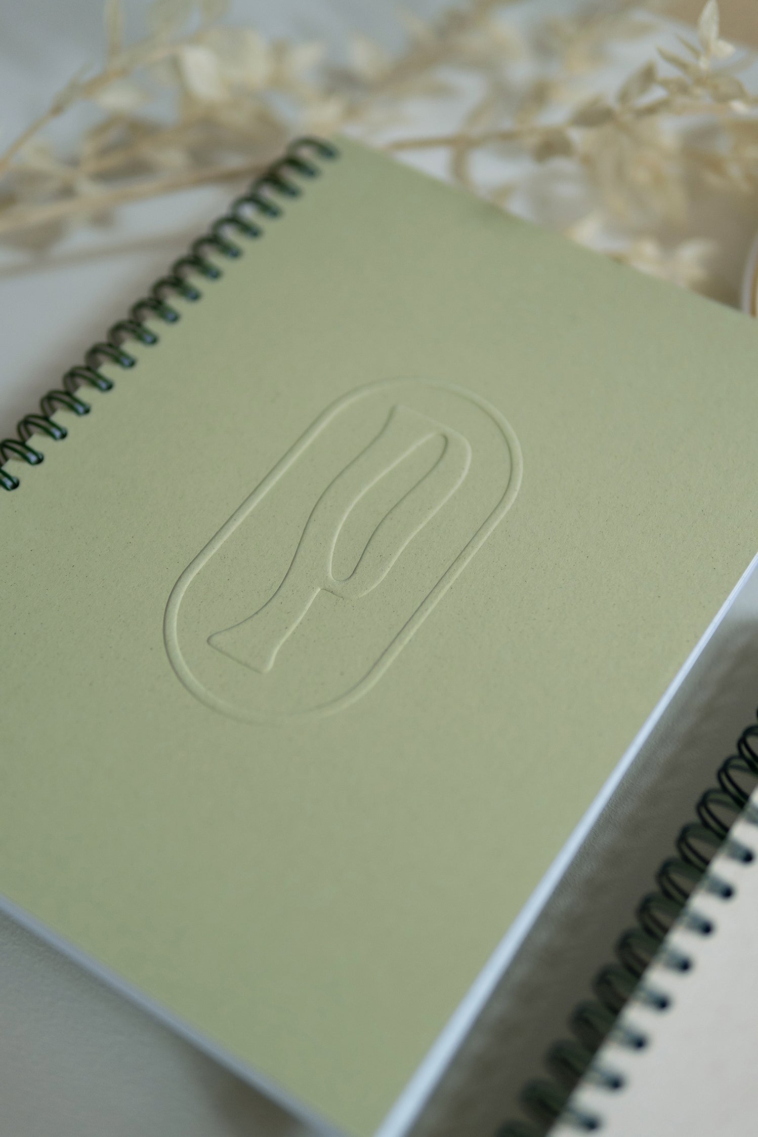 Notebook A5 con spirale Rosemary di Piperita Paper  design semplice con copertina riciclata con pagine bianche, righe, quadretti e punti bullet journal. Adatto per scrivere, disegnare, progettare e come regalo.