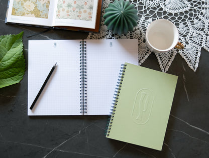 Notebook A5 con spirale Rosemary di Piperita Paper  design semplice con copertina riciclata con pagine bianche, righe, quadretti e punti bullet journal. Adatto per scrivere, disegnare, progettare e come regalo.