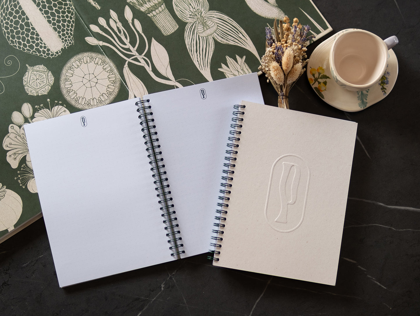 Notebook A5 con spirale Rosemary di Piperita Paper  design semplice con copertina riciclata con pagine bianche, righe, quadretti e punti bullet journal. Adatto per scrivere, disegnare, progettare e come regalo.