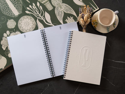 Notebook A5 con spirale Rosemary di Piperita Paper  design semplice con copertina riciclata con pagine bianche, righe, quadretti e punti bullet journal. Adatto per scrivere, disegnare, progettare e come regalo.