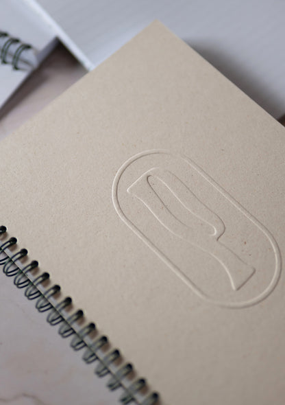 Notebook A5 con spirale Rosemary di Piperita Paper  design semplice con copertina riciclata con pagine bianche, righe, quadretti e punti bullet journal. Adatto per scrivere, disegnare, progettare e come regalo.