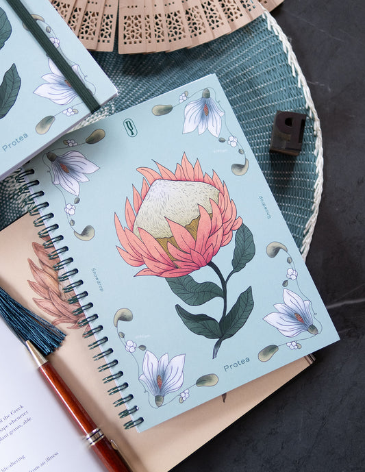 Notebook A5 con spirale Rosemary Protea Piperita Paper design floreale copertina riciclata e pagine bianche, righe, quadretti e punti bullet journal. Adatto per scrivere, disegnare, progettare.