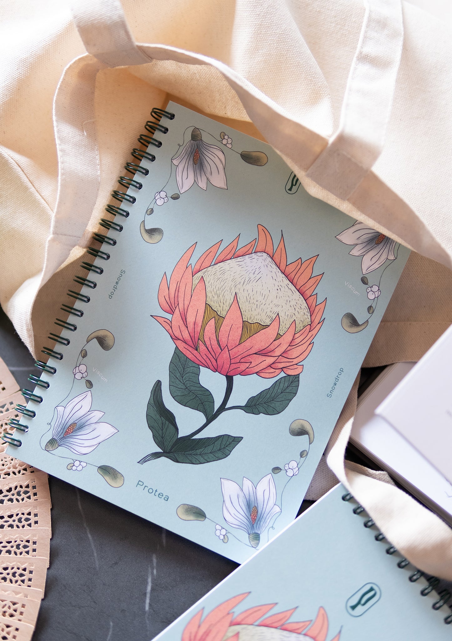 Notebook A5 con spirale Rosemary Protea Piperita Paper design floreale copertina riciclata e pagine bianche, righe, quadretti e punti bullet journal. Adatto per scrivere, disegnare, progettare.