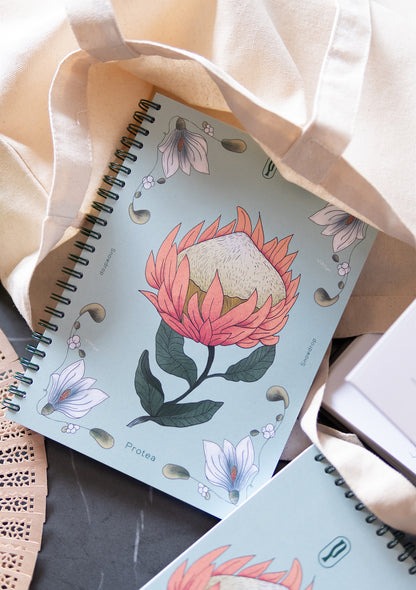 Notebook A5 con spirale Rosemary Protea Piperita Paper design floreale copertina riciclata e pagine bianche, righe, quadretti e punti bullet journal. Adatto per scrivere, disegnare, progettare.