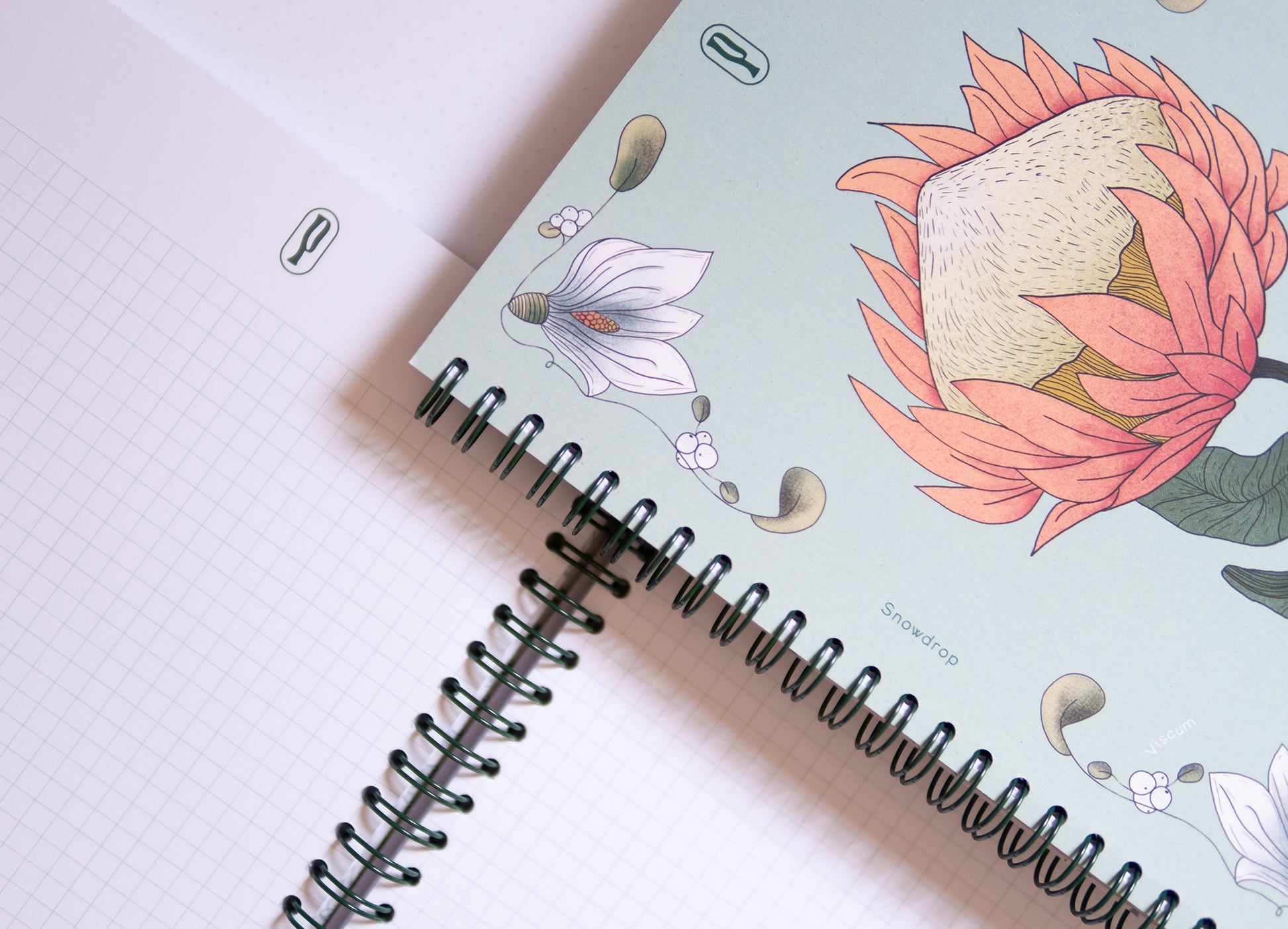 Notebook A5 con spirale Rosemary Protea Piperita Paper design floreale copertina riciclata e pagine bianche, righe, quadretti e punti bullet journal. Adatto per scrivere, disegnare, progettare.