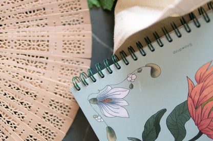 Notebook A5 con spirale Rosemary Protea Piperita Paper design floreale copertina riciclata e pagine bianche, righe, quadretti e punti bullet journal. Adatto per scrivere, disegnare, progettare.