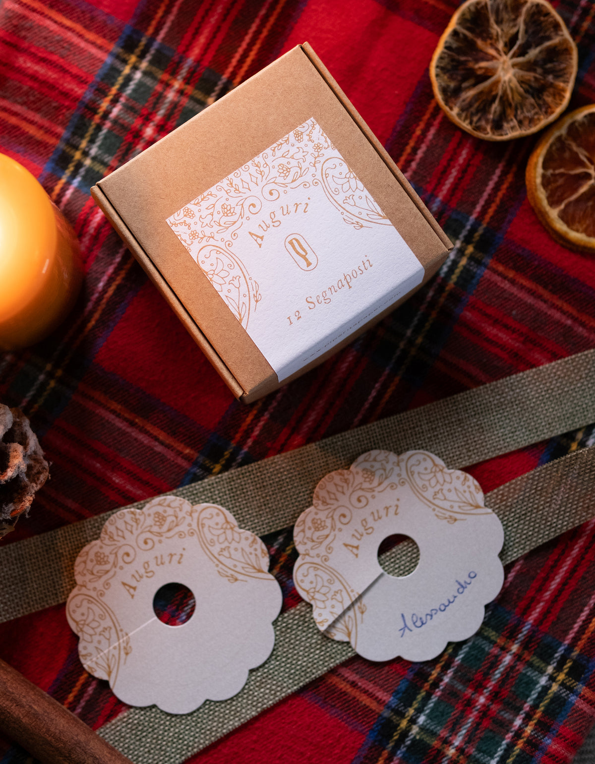 Segnaposto Natale Oro di Piperita Paper. Set da 12 pezzi in carta perlata avorio stampa a colori con spazio per scrivere nome, perfetti per le feste natalizie.