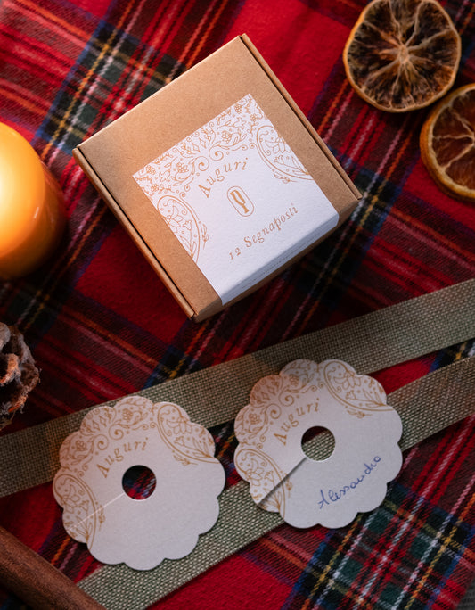 Segnaposto Natale Oro di Piperita Paper. Set da 12 pezzi in carta perlata avorio stampa a colori con spazio per scrivere nome, perfetti per le feste natalizie.