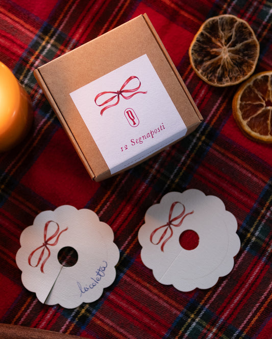 Segnaposto Natale Fiocco Rosso di Piperita Paper. Set da 12 pezzi stampa colori carta perlata ruvida adatto per scrivere nome, perfetti per le feste natalizie.