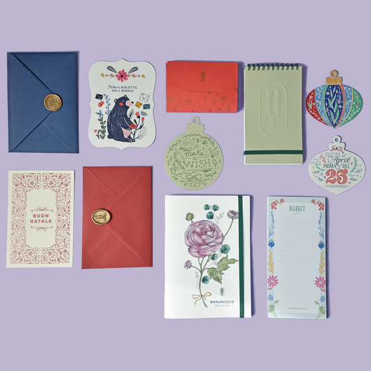 Box regalo di cancelleria curata nei dettagli: quaderni, notes e cartoline natale. Perfetta per chi ama scrivere, progettare, creare. Confezione regalo inclusa.