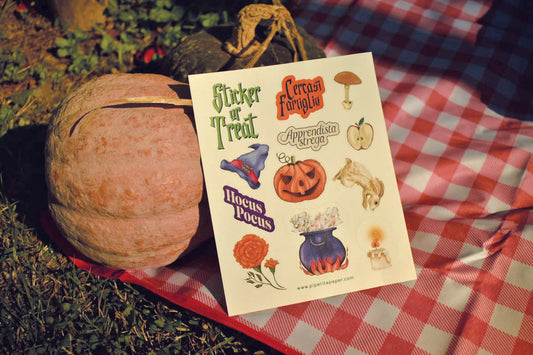 Adesivi di Halloween Piperita Paper stampa a colori su carta avorio. Set da 11 adesivi sagomati perfetti per decorare quaderni, diari, buste e cartoline. 