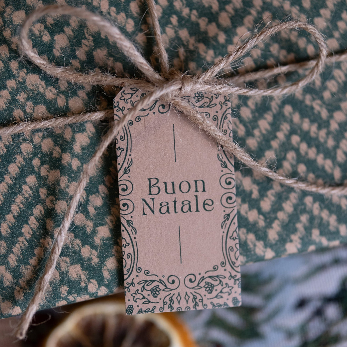 Gift Tag Cometa di Piperita Paper, originali e colorati. Sono perfetti per decorare i tuoi regali di Natale con stile. Personalizza il retro con un augurio. 