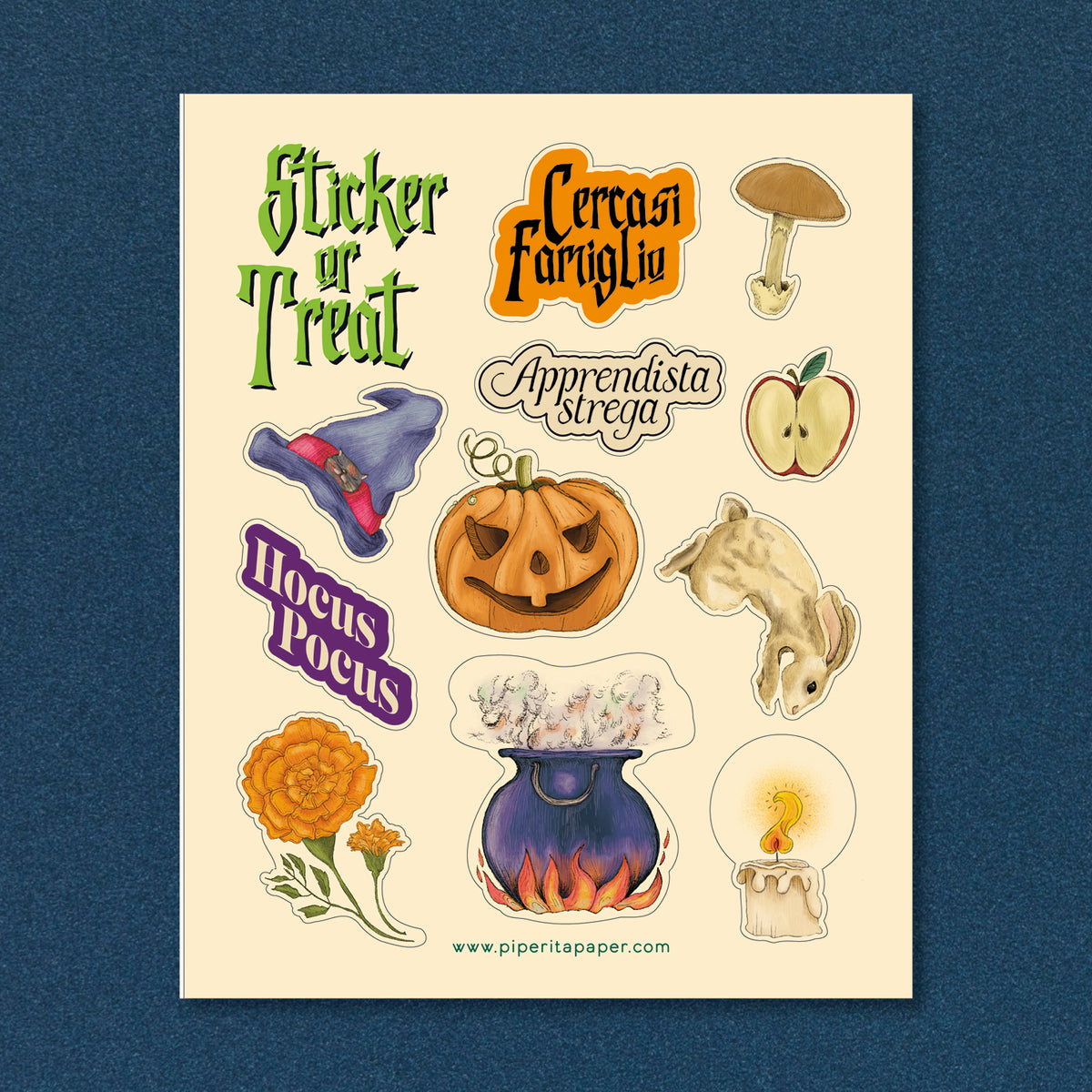 Adesivi di Halloween Piperita Paper stampa a colori su carta avorio. Set da 11 adesivi sagomati perfetti per decorare quaderni, diari, buste e cartoline. 