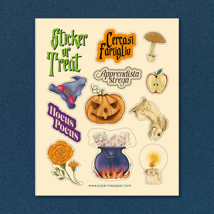 Adesivi di Halloween Piperita Paper stampa a colori su carta avorio. Set da 11 adesivi sagomati perfetti per decorare quaderni, diari, buste e cartoline. 