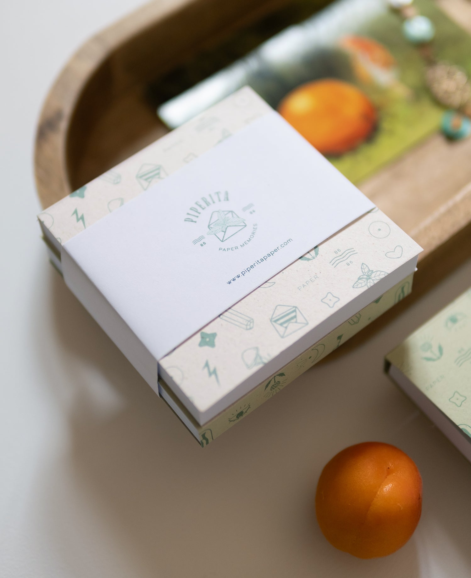 Clementine di Piperita Paper: set 2 mini blocchi 10x10 cm tascabili, pagine bianche, copertine verde e sabbia, perfetti per appunti e memo veloci.
