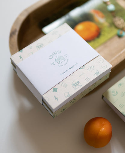 Clementine di Piperita Paper: set 2 mini blocchi 10x10 cm tascabili, pagine bianche, copertine verde e sabbia, perfetti per appunti e memo veloci.