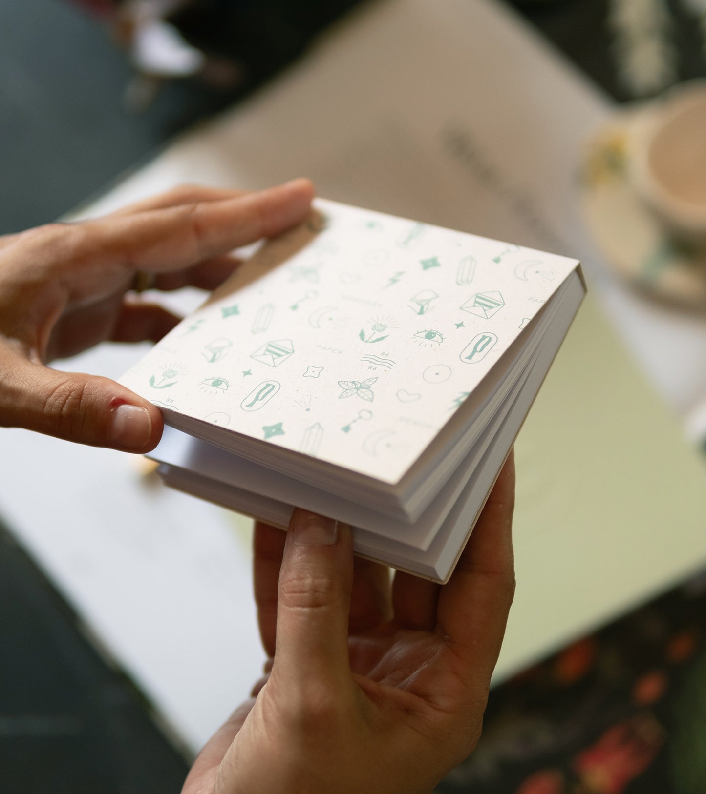 Clementine di Piperita Paper: set 2 mini blocchi 10x10 cm tascabili, pagine bianche, copertine verde e sabbia, perfetti per appunti e memo veloci.