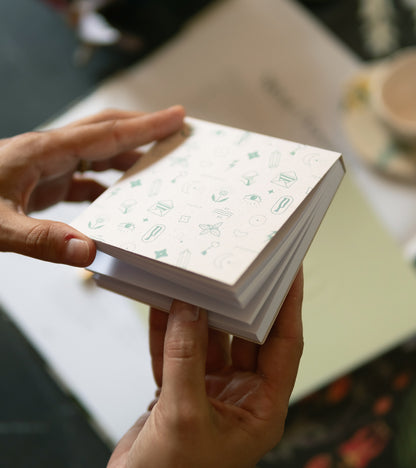 Clementine di Piperita Paper: set 2 mini blocchi 10x10 cm tascabili, pagine bianche, copertine verde e sabbia, perfetti per appunti e memo veloci.