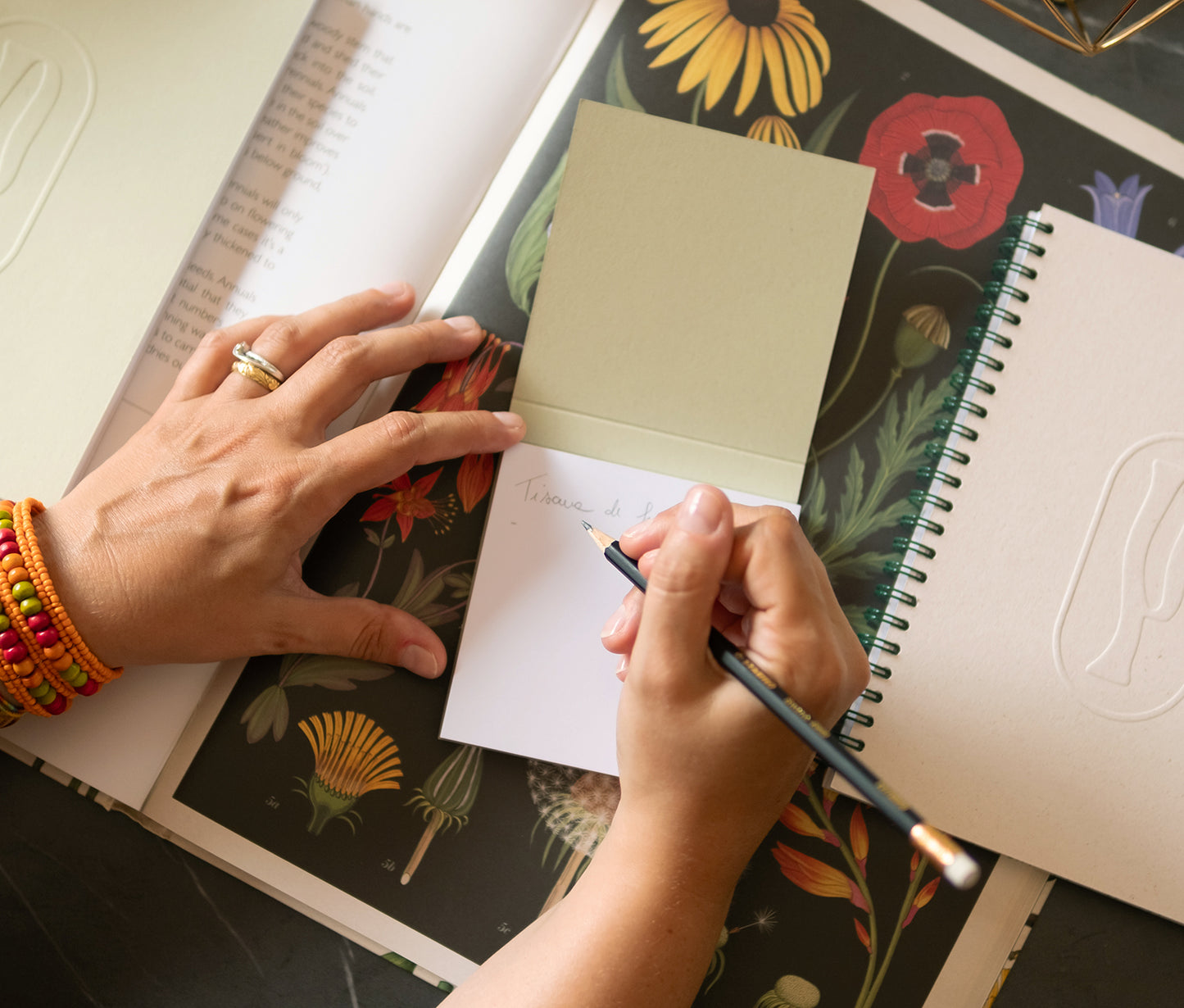 Clementine di Piperita Paper: set 2 mini blocchi 10x10 cm tascabili, pagine bianche, copertine verde e sabbia, perfetti per appunti e memo veloci.