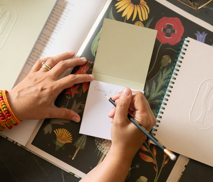 Clementine di Piperita Paper: set 2 mini blocchi 10x10 cm tascabili, pagine bianche, copertine verde e sabbia, perfetti per appunti e memo veloci.