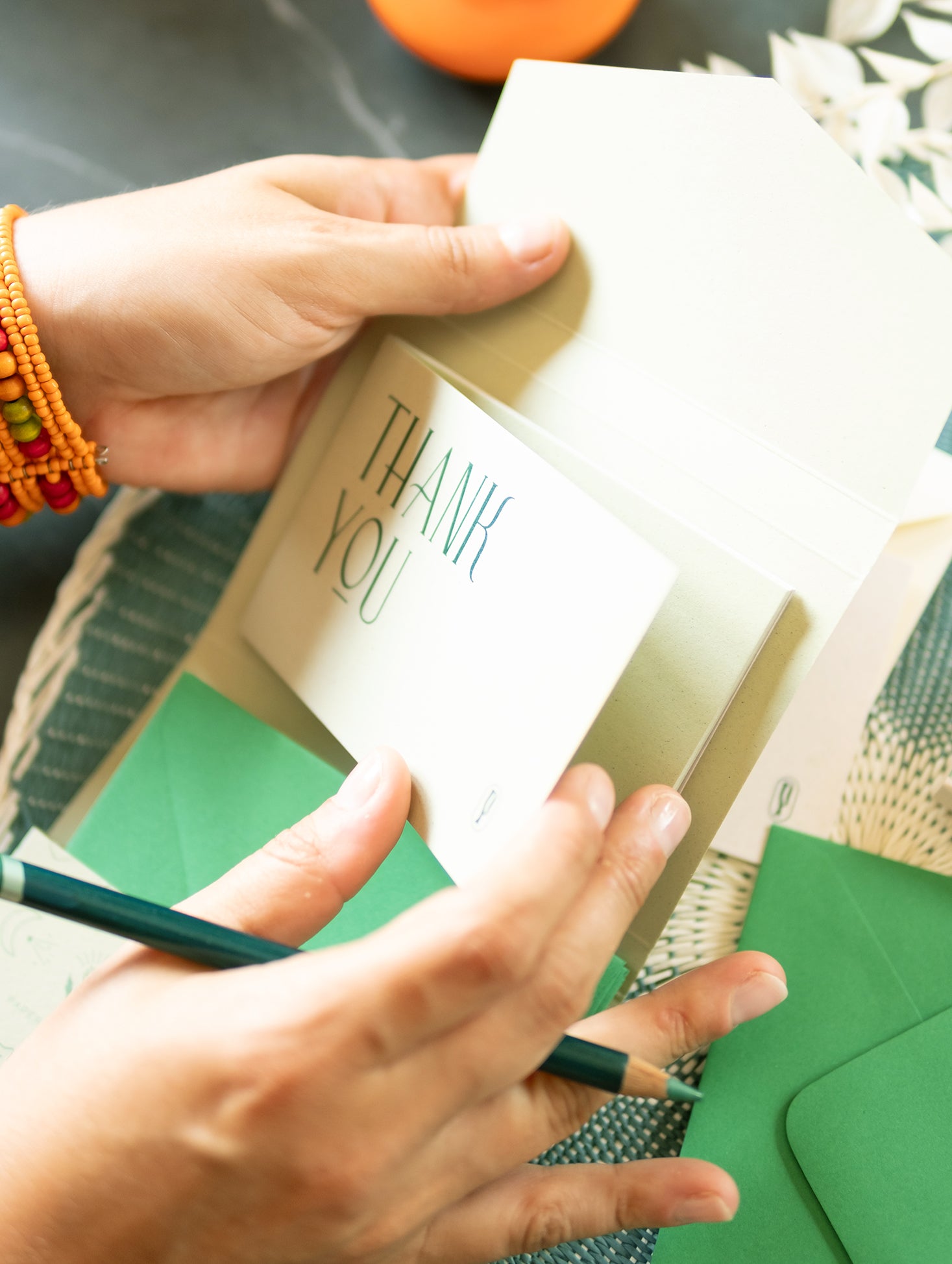 Thank You Card Menta di Piperita Paper: set di 10 piccole cartoline verde e sabbia con buste, stampa a colori, perfette per messaggi regalo o auguri.