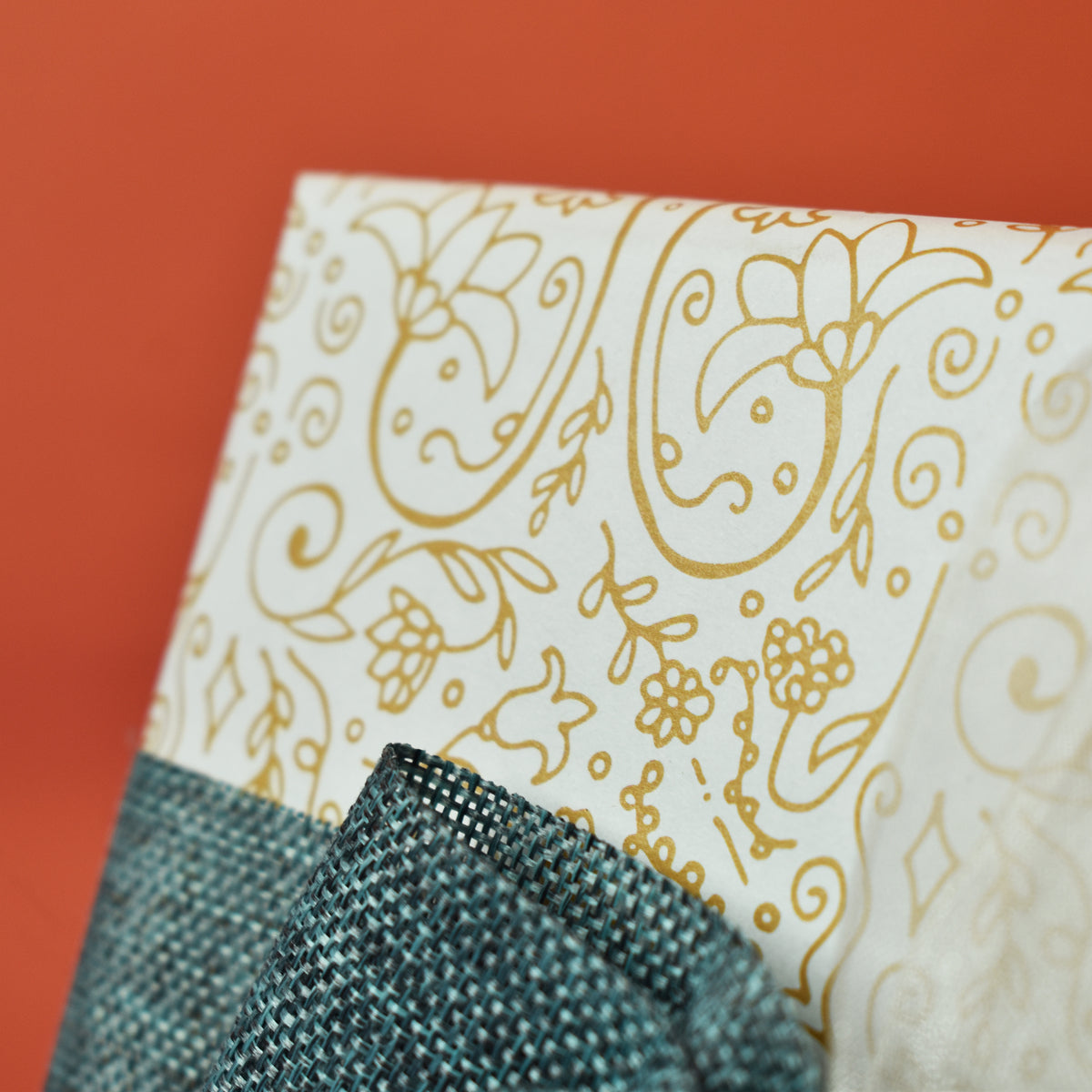 Carta Regalo di Piperita Paper: set da 3 fogli con grafiche natalizie, stampa a colori su carta ruvida, ideale per confezionare i vostri regali.