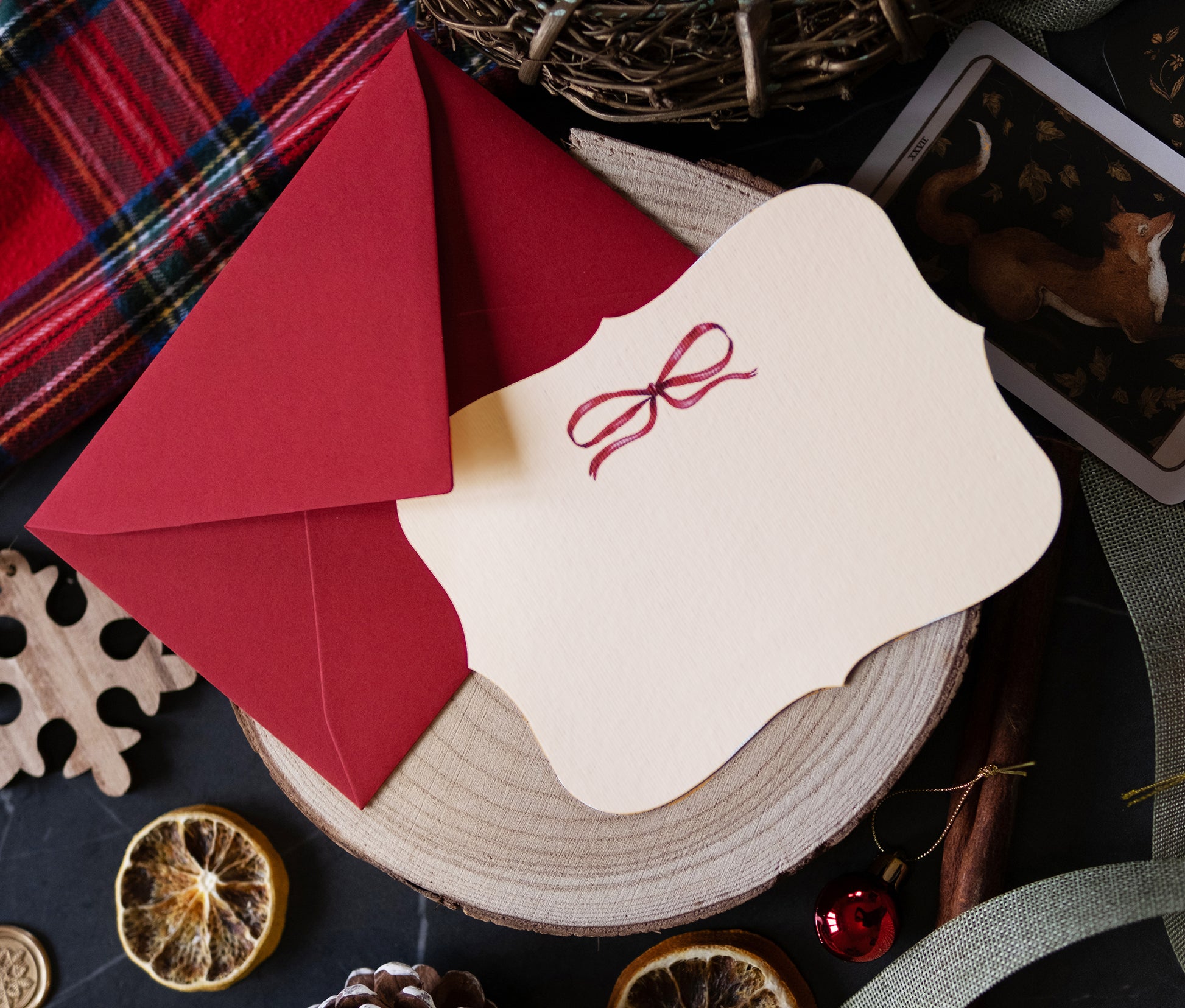 Cartolina Fiocco Rosso di Piperita Paper: sagomata con busta rossa, stampa a colori, perfetta per scrivere i vostri auguri di Natale