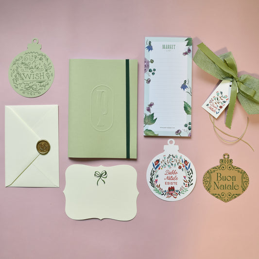 Box regalo di cancelleria curata nei dettagli: quaderni, notes e cartoline natale. Perfetta per chi ama scrivere, progettare, creare. Confezione regalo inclusa.