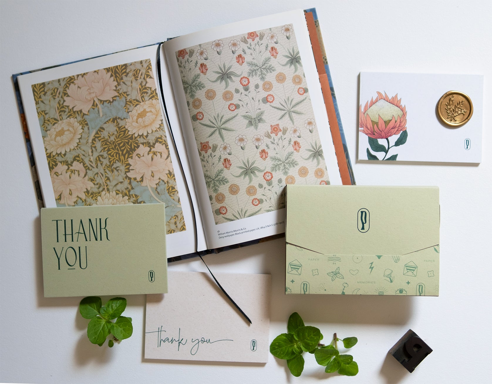 Thank You Card Menta di Piperita Paper: set di 10 piccole cartoline verde e sabbia con buste, stampa a colori, perfette per messaggi regalo o auguri.