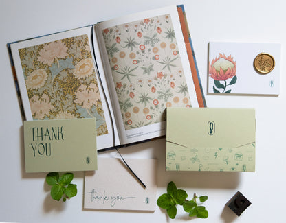 Thank You Card Menta di Piperita Paper: set di 10 piccole cartoline verde e sabbia con buste, stampa a colori, perfette per messaggi regalo o auguri.
