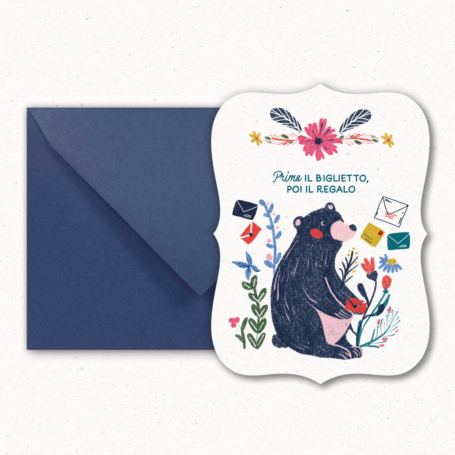 Cartolina Orso Postino di Piperita Paper: sagomata con busta blu, stampa a colori, perfetta per scrivere i vostri auguri di Natale.