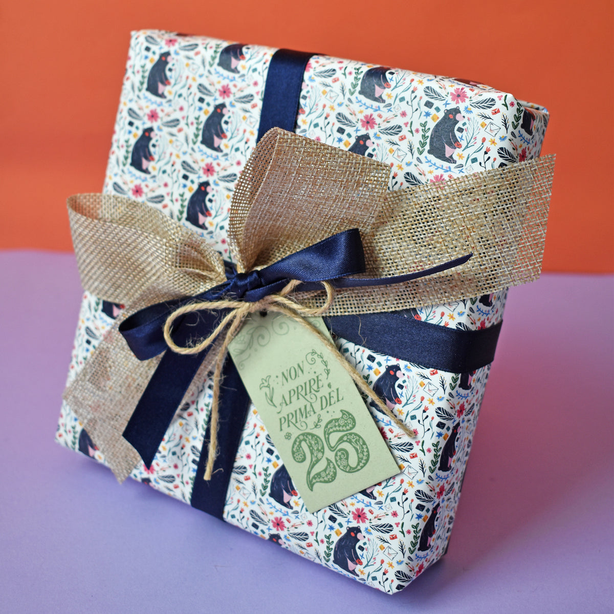 Carta Regalo di Piperita Paper: set da 3 fogli con grafiche natalizie, stampa a colori su carta ruvida, ideale per confezionare i vostri regali.