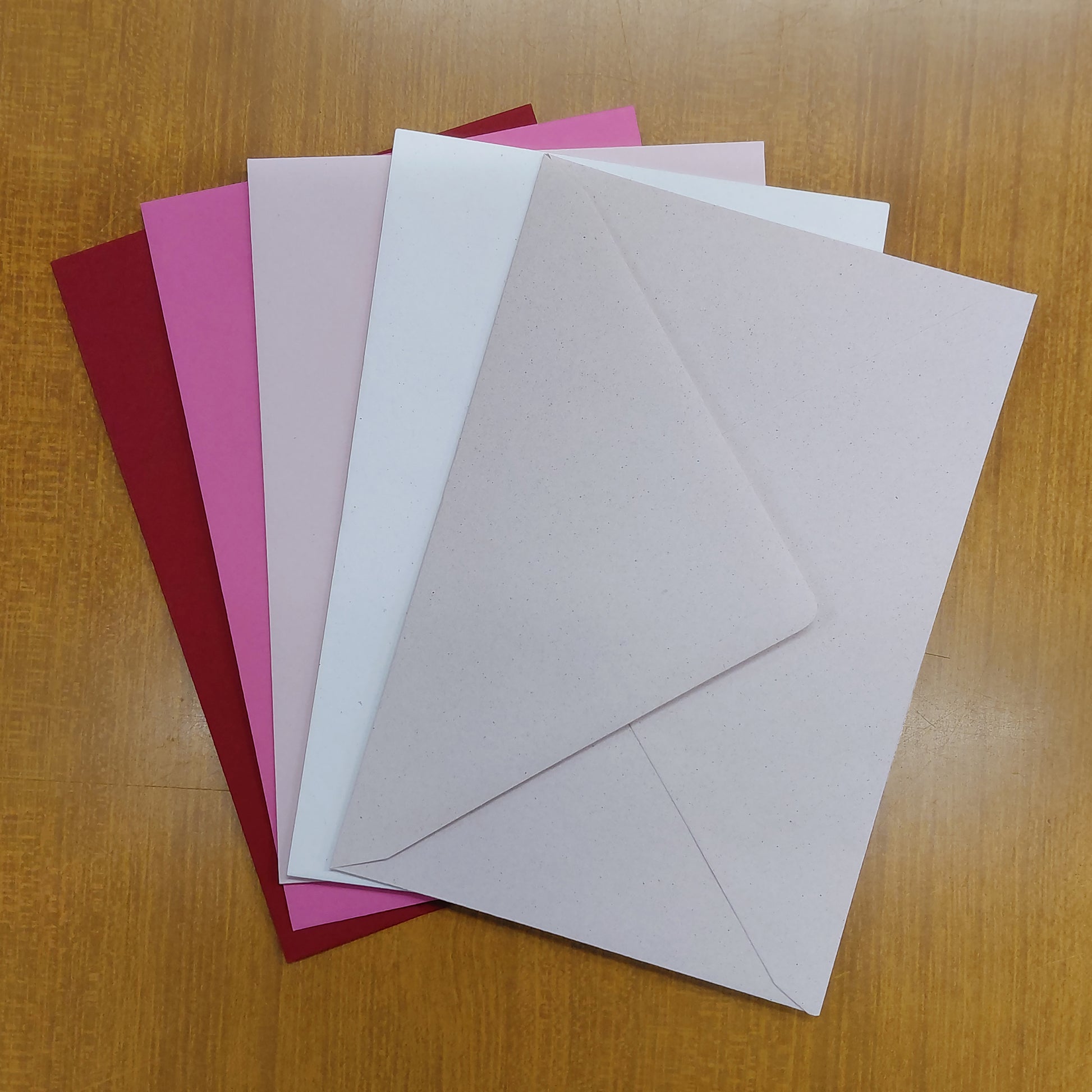 Buste colorate assortite 18x12 cm in carta di alta qualità. Ideali per lettere, journaling, scrapbooking e fai da te. Aggiungi colore alla tua corrispondenza.